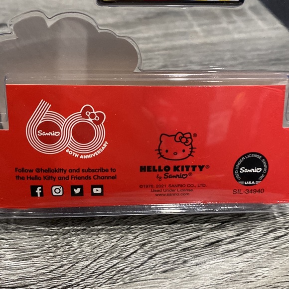 NEW: World’s Smallest Pop Culture Micro Figures: Hello Kitty in Dress - Figure - Picture 9 of 11